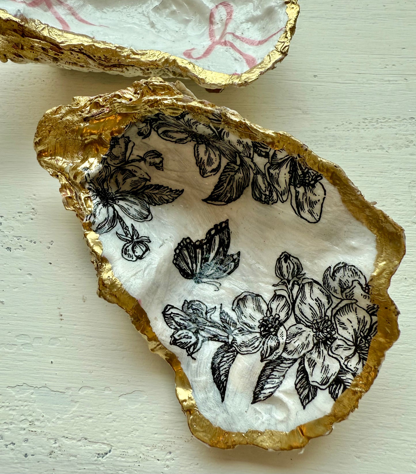 Black Floral Toile - Our Black Floral Toile is part of our 1st Edition Collection. All of our BAUBLE Trays are hand picked from our beautiful Palm Beach shoreline & hand crafted in house. No two are exactly alike & make for a great conversation piece.